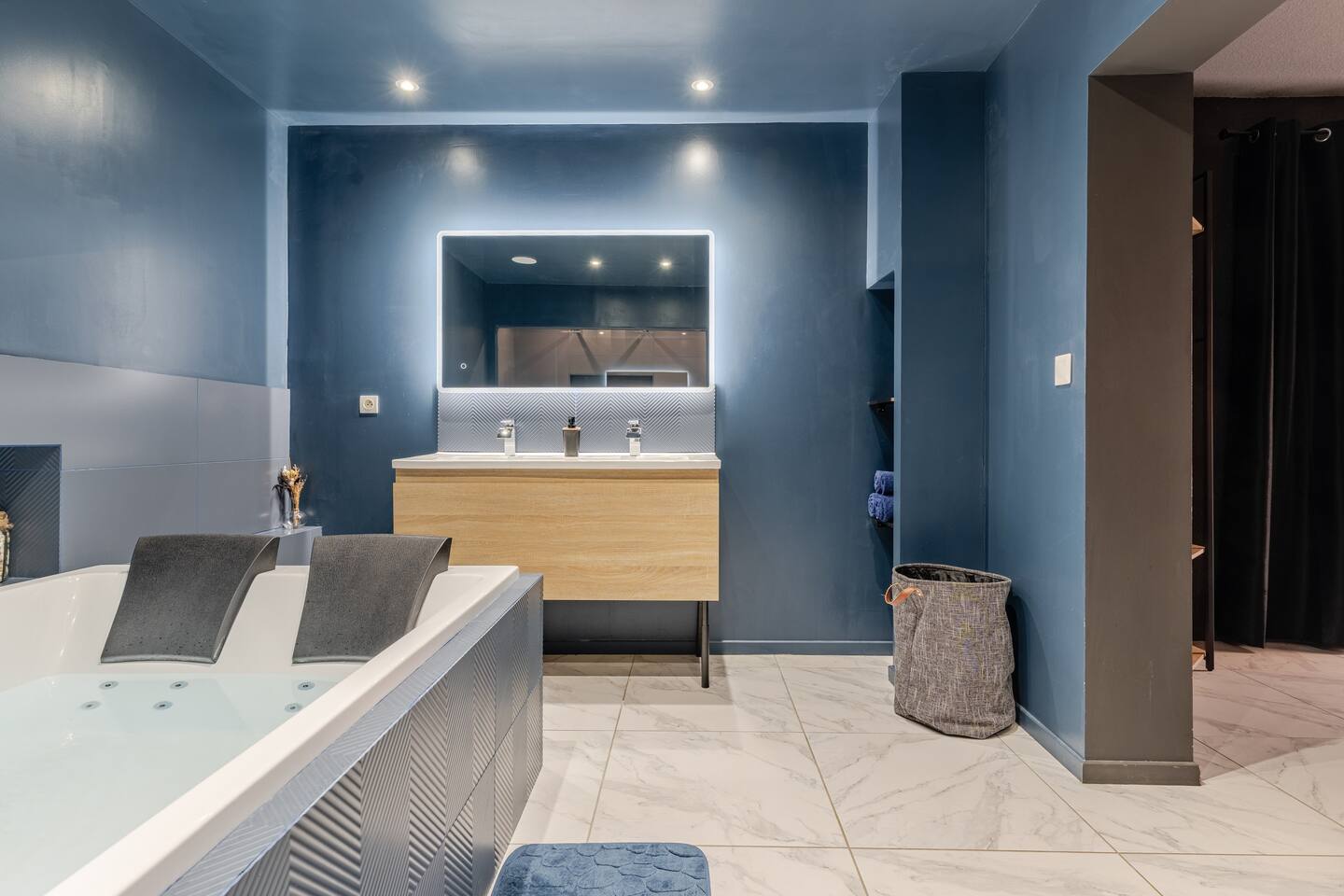 11 Salle de bain de La Suite – Loft Spa avec baignoire balnéo, Tavernes